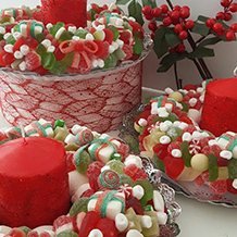 Brocheta de chuches en color rojo, rosa y blanco con las chuches más  clásicas de tu infancia